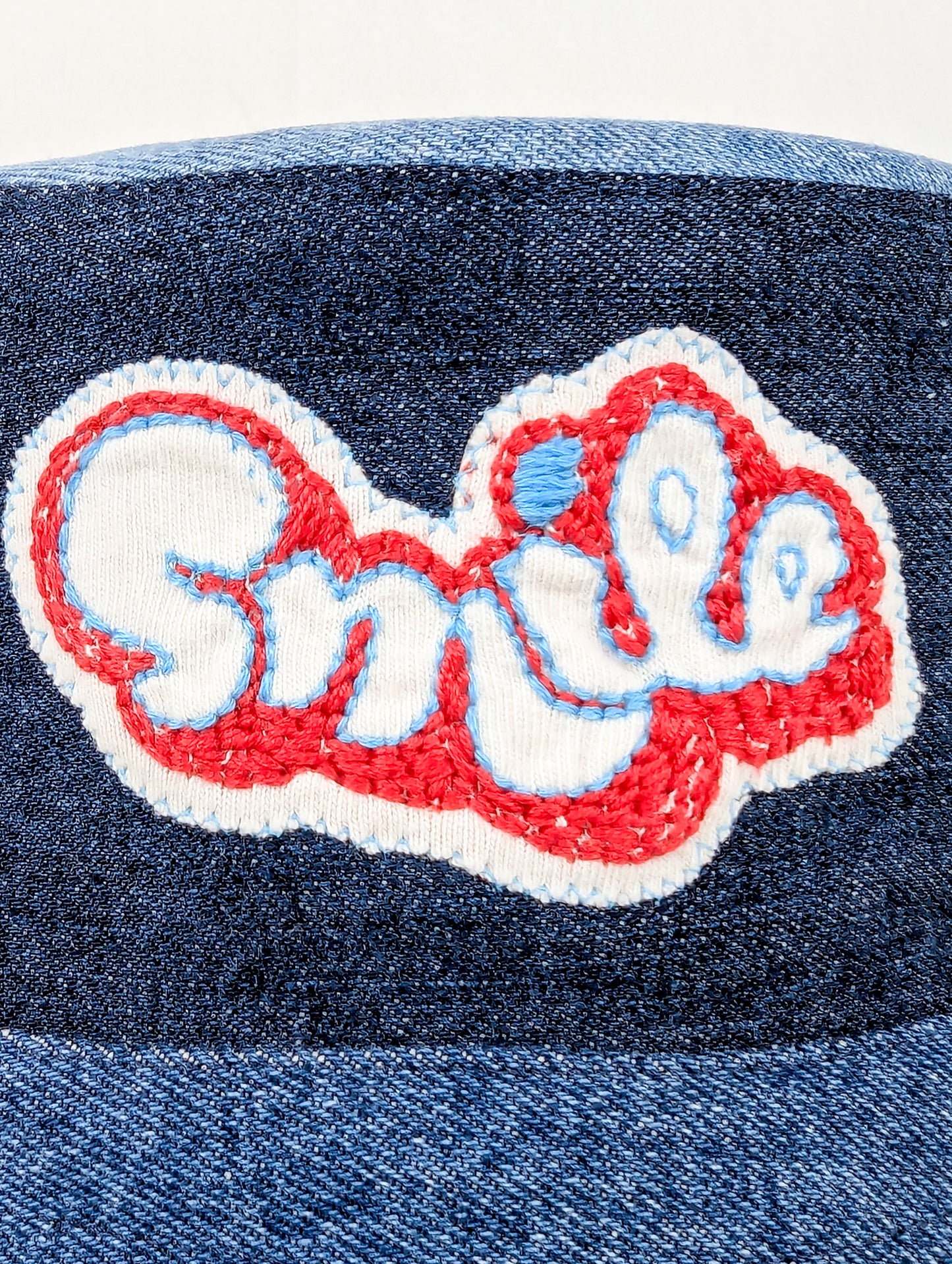 Chapeau bob réversible EyeLoveLu Smiley Face – Broderie main, denim recyclé