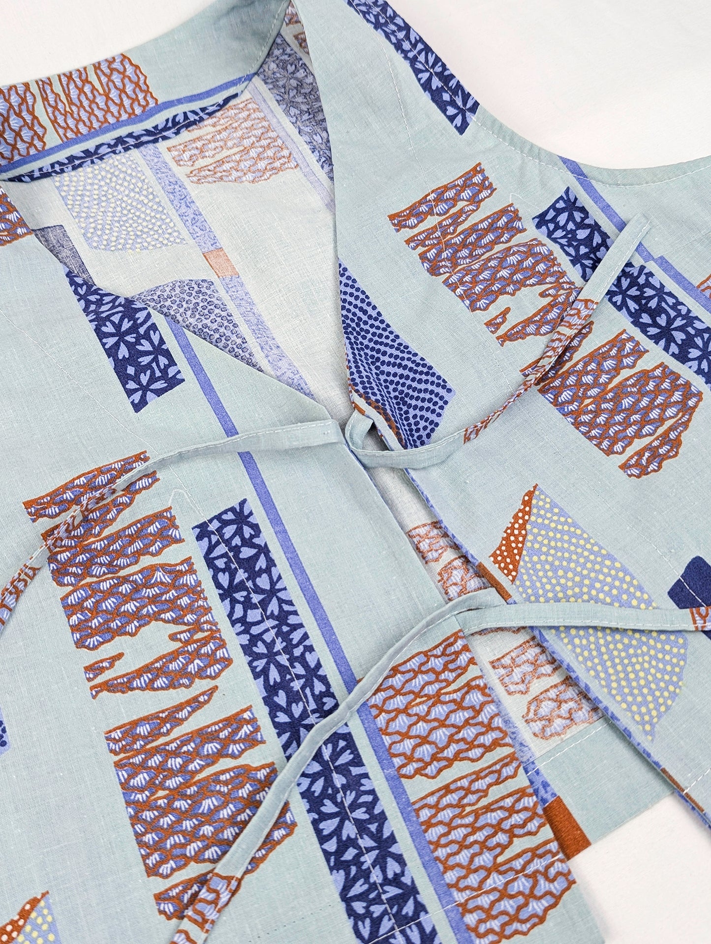 Gilet court bleu à nouer sur le devant, motif géométrique, Pre-EyeLoveLu – Fabriqué à la main à partir d'un drap en coton vintage recyclé