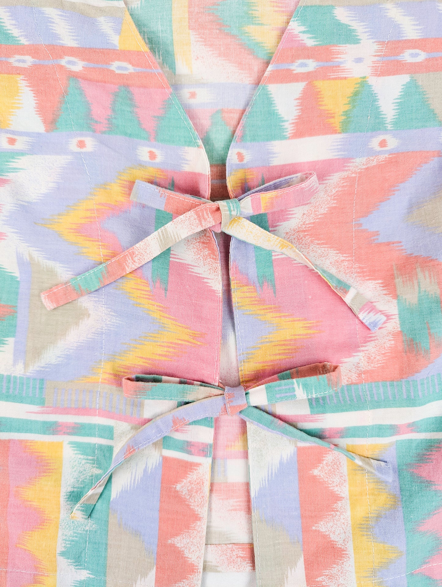 Gilet court à nouer sur le devant, motif aztèque pastel Pre-EyeLoveLu – Fait main à partir d'un drap en coton vintage recyclé