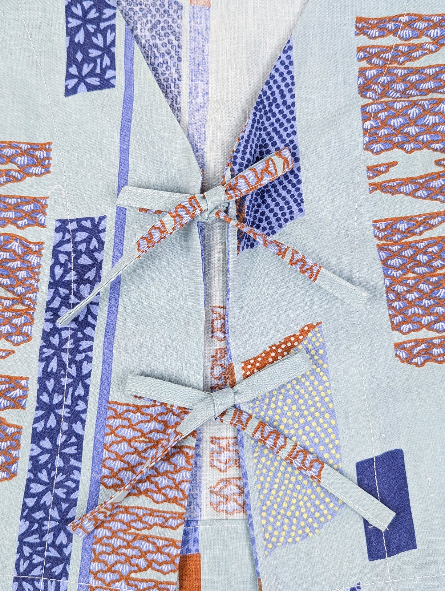 Gilet court bleu à nouer sur le devant, motif géométrique, Pre-EyeLoveLu – Fabriqué à la main à partir d'un drap en coton vintage recyclé